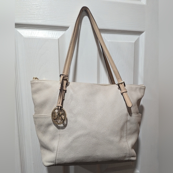 Michael Kors Jet Set Tote - Picture 11 of 16